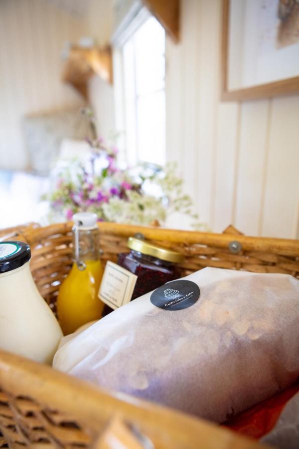 Romantic Secluded Shepherd Hut Hares Rest Southwick  Экстерьер фото