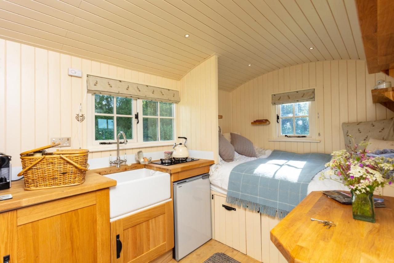 Romantic Secluded Shepherd Hut Hares Rest Southwick  Экстерьер фото