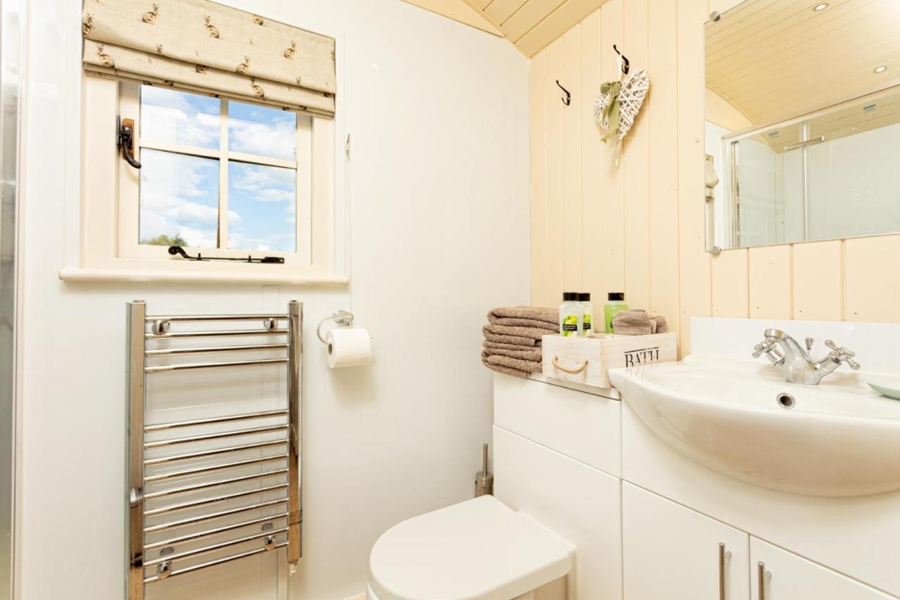 Romantic Secluded Shepherd Hut Hares Rest Southwick  Экстерьер фото