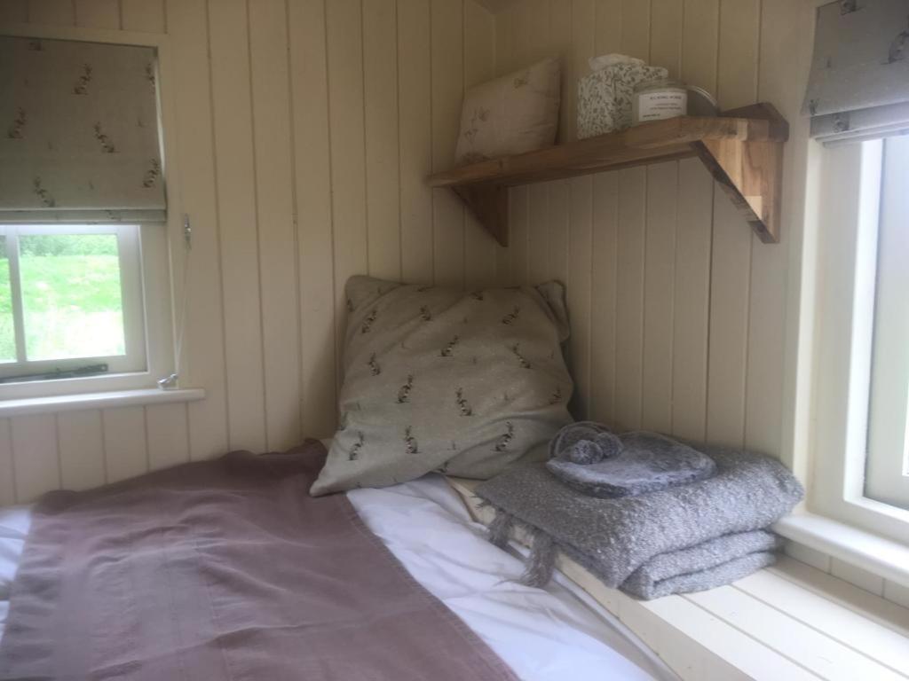 Romantic Secluded Shepherd Hut Hares Rest Southwick  Экстерьер фото