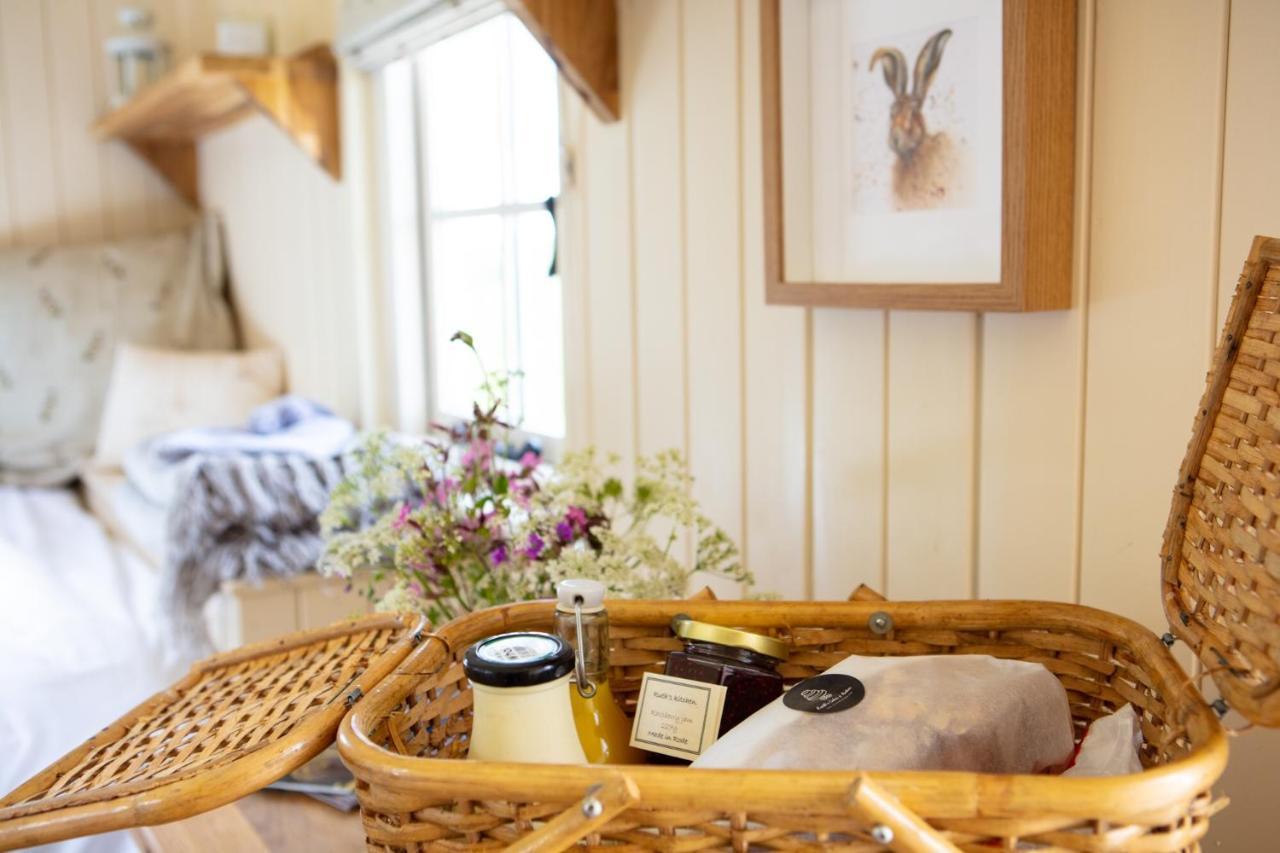 Romantic Secluded Shepherd Hut Hares Rest Southwick  Экстерьер фото